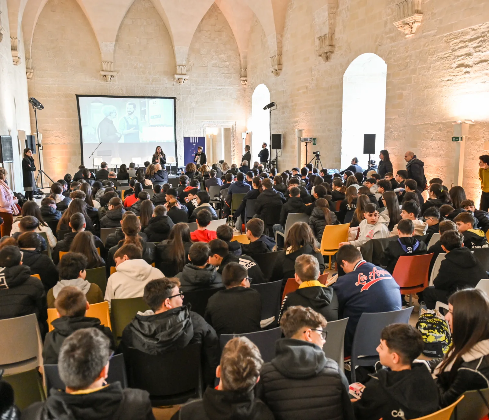 Una sala gremita di studenti durante un incontro di orientamento della Rete Punti Cardinali